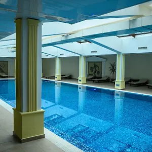 Parklands & Pool Отель Банско
